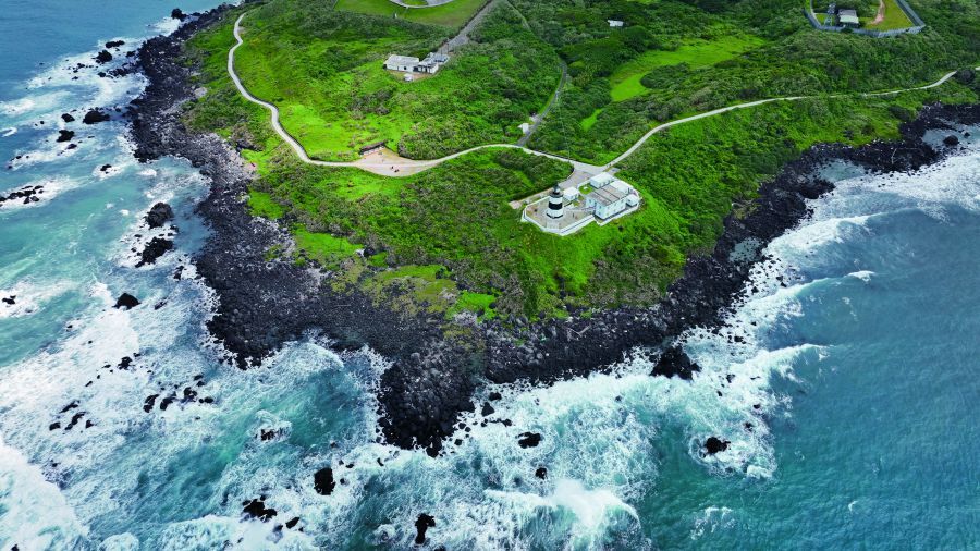 浪與風在岩岸拍擊出自然的力與美／Dave Primov 提供（iStock）
